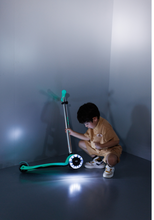Afbeelding in Gallery-weergave laden, Micro Step Maxi Deluxe Glow LED Plus - 3-wiel kinderstep - Aqua Mint