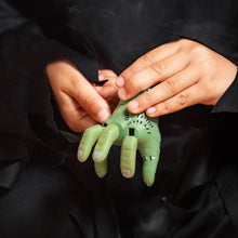 Afbeelding in Gallery-weergave laden, Legami Halloween - Mini Wind-Up Zombie Hand - The Mini Walking Hand