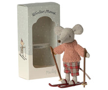 Afbeelding in Gallery-weergave laden, Maileg Winter ski muis grote zus met skiset 17-3211-00
