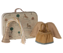 Afbeelding in Gallery-weergave laden, Maileg Feeënkleding in koffer, kleine zus muis 17-4102-00