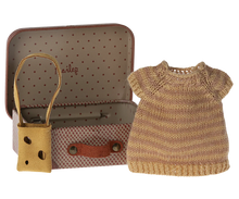 Afbeelding in Gallery-weergave laden, Maileg Gebreid jurkje en tas in koffer, Grote zus muis 17-4202-00