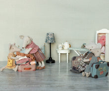 Afbeelding in Gallery-weergave laden, Maileg Gebreid jurkje en tas in koffer, Grote zus muis 17-4202-00