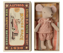 Afbeelding in Gallery-weergave laden, Maileg Grote zus muis in luciferdoosje 17-6200-00