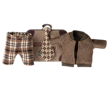 Afbeelding in Gallery-weergave laden, Maileg Jas, broek en stropdas in koffer, Opa muis 17-4301-00