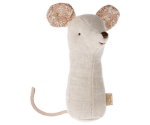 Afbeelding in Gallery-weergave laden, Maileg Lullaby friends, Muis rammelaar Nature 16-4705-00