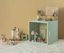 Afbeelding in Gallery-weergave laden, Maileg Oma en opa muizen in een sigarendoos 17-6303-00
