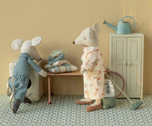 Afbeelding in Gallery-weergave laden, Maileg Oma en opa muizen in een sigarendoos 17-6303-00