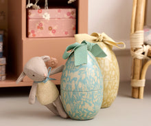 Afbeelding in Gallery-weergave laden, Maileg Paasei met mini-lammetje, klein - Dusty Mint 18-6202-01
