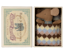 Afbeelding in Gallery-weergave laden, Maileg Sleepy wakey baby muis in luciferdoosje Blauw 17-4001-00