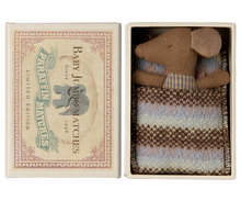 Afbeelding in Gallery-weergave laden, Maileg Sleepy wakey baby muis in luciferdoosje Roze 17-4000-00