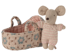 Afbeelding in Gallery-weergave laden, Maileg Baby mouse in carry cot - Rose 17-5004-00