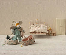 Afbeelding in Gallery-weergave laden, Maileg Baby mouse in carry cot - Rose 17-5004-00