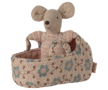 Afbeelding in Gallery-weergave laden, Maileg Baby mouse in carry cot - Rose 17-5004-00