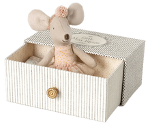 Afbeelding in Gallery-weergave laden, Maileg ballerina dans muis in daybed kleine zus 17-4106-00
