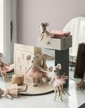 Afbeelding in Gallery-weergave laden, Maileg ballerina dans muis in daybed kleine zus 17-4106-00