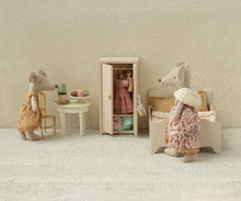 Afbeelding in Gallery-weergave laden, Maileg bed voor muis off white 11-5004-00
