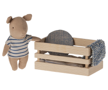 Afbeelding in Gallery-weergave laden, Maileg biggetje in kistje jongen varken baby 16-4985-01