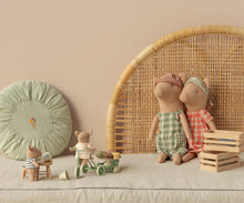 Afbeelding in Gallery-weergave laden, Maileg biggetje in kistje jongen varken baby 16-4985-01