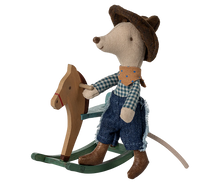 Afbeelding in Gallery-weergave laden, Maileg cowboy muis op hobbelpaard, kleine broer muis 17-5103-00
