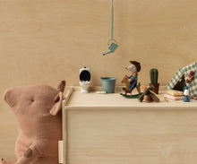 Afbeelding in Gallery-weergave laden, Maileg cowboy muis op hobbelpaard, kleine broer muis 17-5103-00