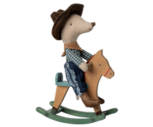 Afbeelding in Gallery-weergave laden, Maileg cowboy muis op hobbelpaard, kleine broer muis 17-5103-00