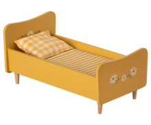 Afbeelding in Gallery-weergave laden, Maileg houten bed mini okergeel 11-1005-00