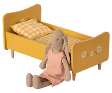 Afbeelding in Gallery-weergave laden, Maileg houten bed mini okergeel 11-1005-00
