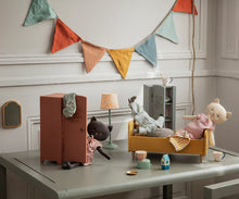 Afbeelding in Gallery-weergave laden, Maileg houten bed mini okergeel 11-1005-00