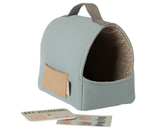 Afbeelding in Gallery-weergave laden, Maileg huisdieren draagtas (voor knuffel) Dusty blue 16-6915-01