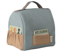 Afbeelding in Gallery-weergave laden, Maileg huisdieren draagtas (voor knuffel) Dusty blue 16-6915-01