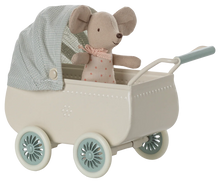 Afbeelding in Gallery-weergave laden, Maileg kinderwagen met baby muis Mint 11-5103-00