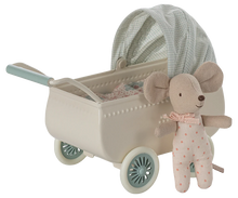 Afbeelding in Gallery-weergave laden, Maileg kinderwagen met baby muis Mint 11-5103-00