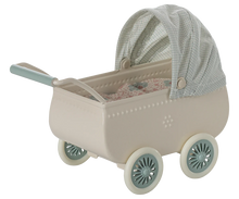 Afbeelding in Gallery-weergave laden, Maileg kinderwagen met baby muis Mint 11-5103-00