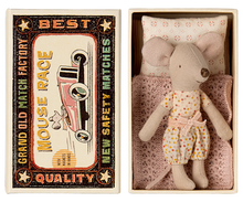 Afbeelding in Gallery-weergave laden, Maileg kleine zus muis in luciferdoosje 17-4100-00