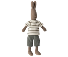 Afbeelding in Gallery-weergave laden, Maileg knuffel konijn Bunny size 2, Bruin 23 cm - gestreepte broek en hemd 16-4220-00