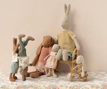 Afbeelding in Gallery-weergave laden, Maileg knuffel konijn Bunny size 2, Bruin 23 cm - gestreepte broek en hemd 16-4220-00