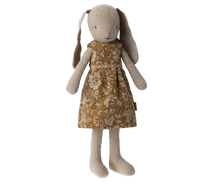 Afbeelding in Gallery-weergave laden, Maileg knuffel konijn Bunny size 2, Classic 23 cm - Flower dress 16-4200-00