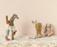 Afbeelding in Gallery-weergave laden, Maileg knuffel konijn Bunny size 2, Classic 23 cm - Flower dress 16-4200-00