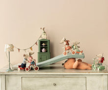 Afbeelding in Gallery-weergave laden, Maileg metalen driewieler met abri voor muizen coral / koraal 11-4105-00