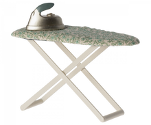 Afbeelding in Gallery-weergave laden, Maileg strijkijzer en strijkplank muis 11-3116-00