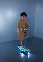 Afbeelding in Gallery-weergave laden, Micro Step Maxi Deluxe Glow LED Plus - 3-wiel kinderstep - Crystal Blauw