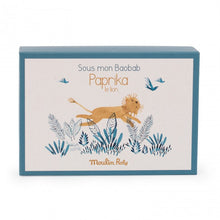 Afbeelding in Gallery-weergave laden, Moulin Roty Leeuw slofjes Sous mon baobab