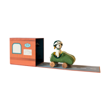 Afbeelding in Gallery-weergave laden, Olli Ella Holdie Dog-Go - Racer Boy - Green