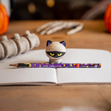 Afbeelding in Gallery-weergave laden, Legami Halloween - Pencil with Halloween Squishy Mummy Cat "Nine Lives Later" - Squeezies