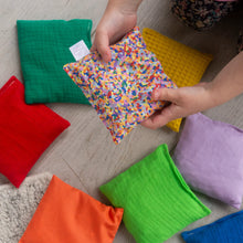 Afbeelding in Gallery-weergave laden, Little Botanic Label - Sensorische pittenzakjes 7 stuks - Regenboog + super confetti