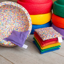 Afbeelding in Gallery-weergave laden, Little Botanic Label - Sensorische pittenzakjes 7 stuks - Regenboog + super confetti