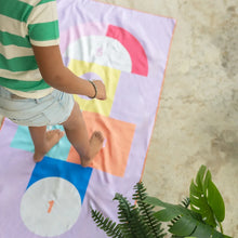 Afbeelding in Gallery-weergave laden, Quut speelhanddoek medium 140 x 70 cm - Hopscotch