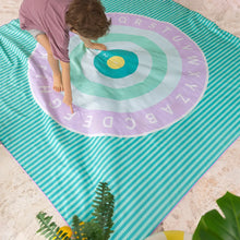 Afbeelding in Gallery-weergave laden, Quut speelhanddoek XXL 180 x 180 cm - Alphabet / Bullseye