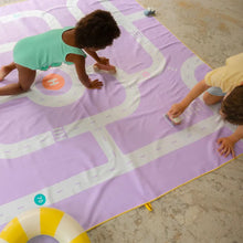 Afbeelding in Gallery-weergave laden, Quut speelhanddoek XL 180 x 180 cm - On the road Lavendel