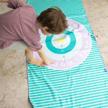 Afbeelding in Gallery-weergave laden, Quut speelhanddoek medium 140 x 70 cm - Bullseye / Name it